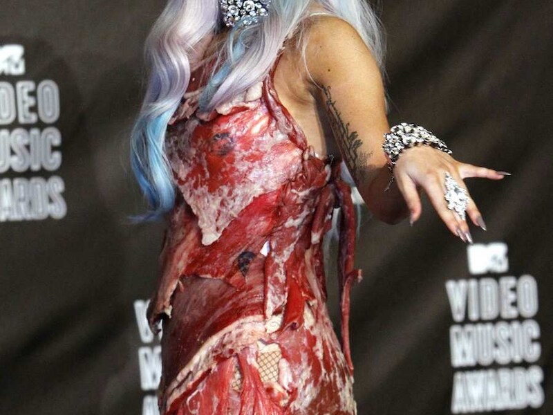 Gaga in haar vleesjurk.