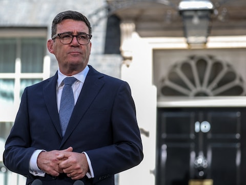 De nieuwe Britse premier Andy Burnham (Labour) voor zijn nieuwe ambtswoning in Downing Street. 