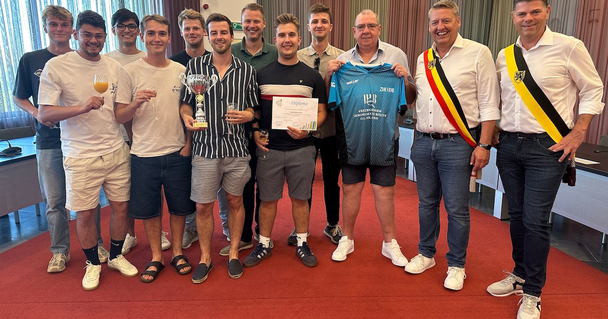 Zaalvoetbalclub HDB in Sint-Katelijne-Waver gehuldigd door burgemeester en schepen van sport