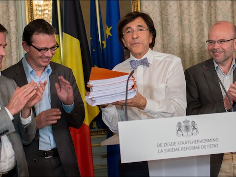 Di Rupo toont apetrots hoe zeventig pagina's regeerakkoord zijn omgezet in duizend pagina's wetteksten.