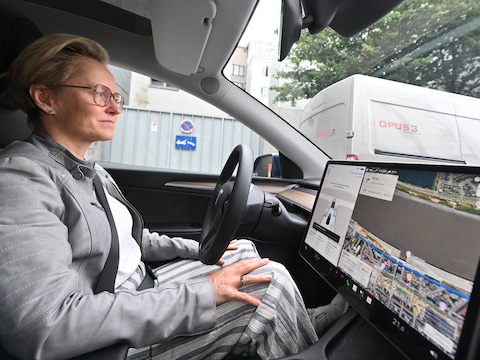 Vlaams minister van Mobiliteit Annick De Ridder (N-VA) stapte vanmorgen in een van de eerste Tesla’s met het Full Self-Driving-systeem (FSD).