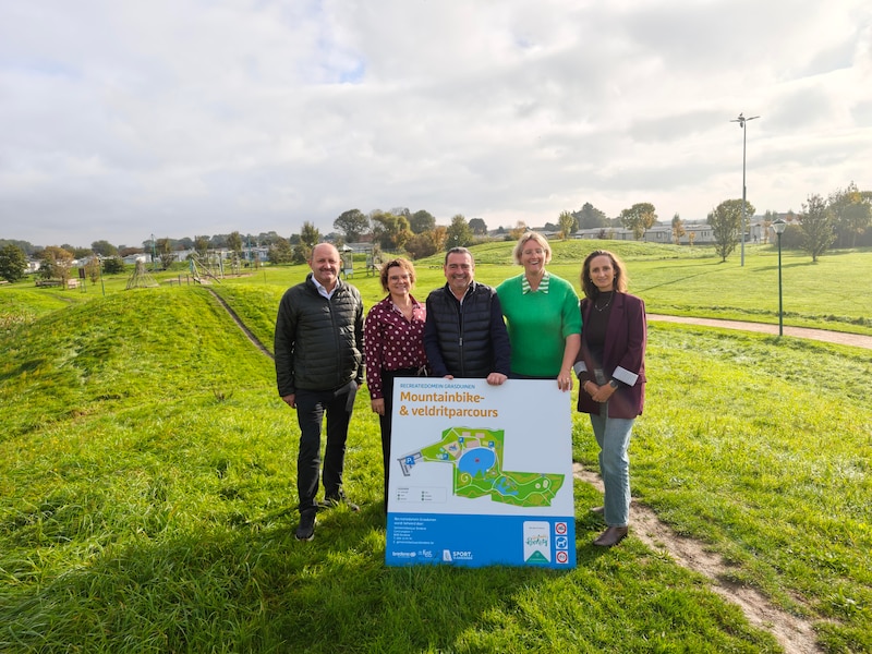 Schepenen Alain Lynneel, Vicky Dereere, Steven Buyse, Magali Vanhaeren en burgemeester Kelly Spillier bij de nieuwe fietsroute.