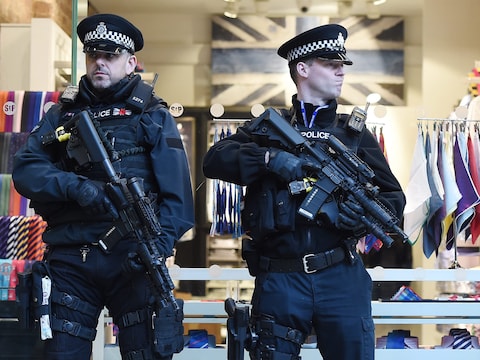 Zwaarbewapende Britse agenten in het St. Pancras station in Londen op de dag van de aanslagen in Brussel.
