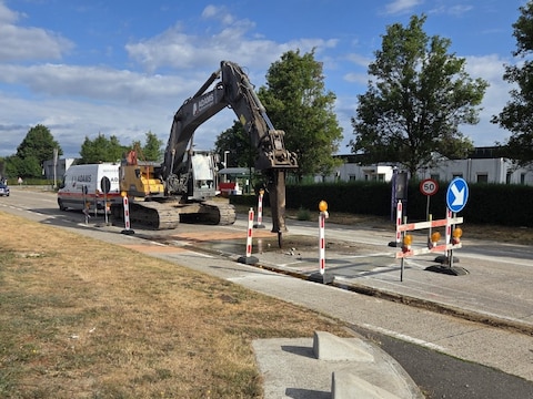 Tijdens de werken worden beschadigde betonplaten opgebroken en vervangen.