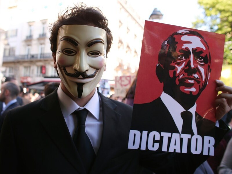 Een Turkse demonstrant met een poster van premier Recep Tayyip Erdogan in zijn hand.