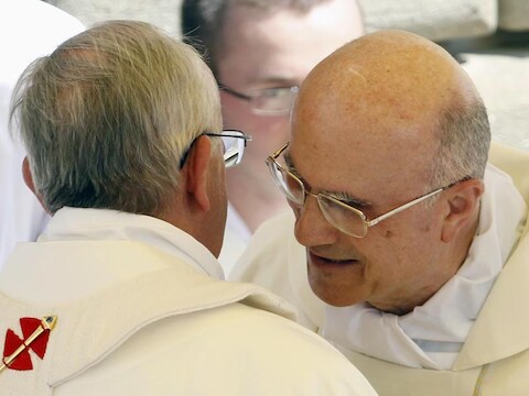 Paus Franciscus omhelst aftredende Kardinaal-staatssecretaris Tarcisio Bertone.