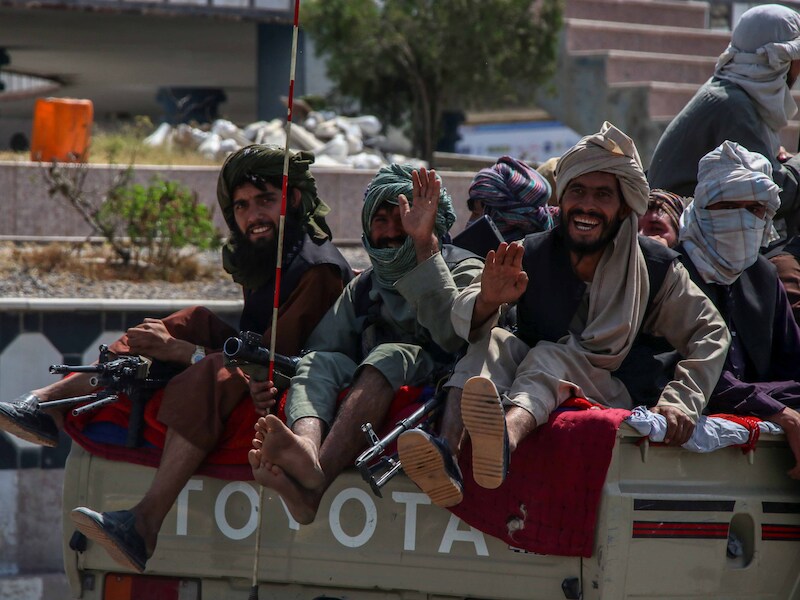 De taliban patrouilleren in Kandahar.