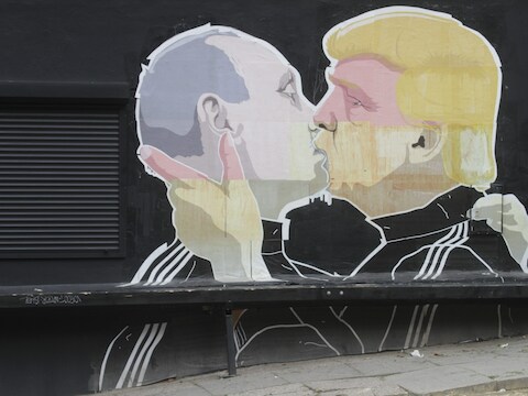 Een kunstwerk illustreert hoe groot de liefde tussen Trump en Poetin is.
