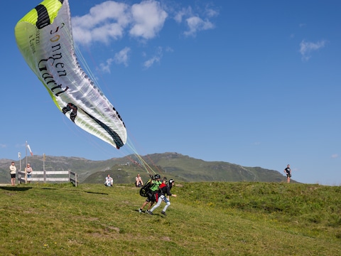 Archiefbeeld ter illustratie. Een paraglider vertrekt met een passagier tijdens een tandemvlucht.