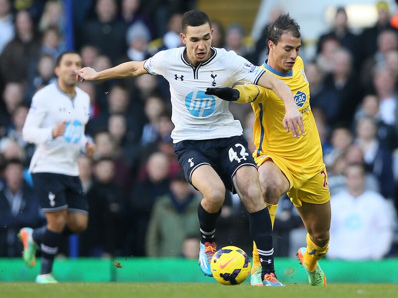Bentaleb (l) in duel met de Marokkaanse aanvaller Marouane Chamakh van Crystal Palace.