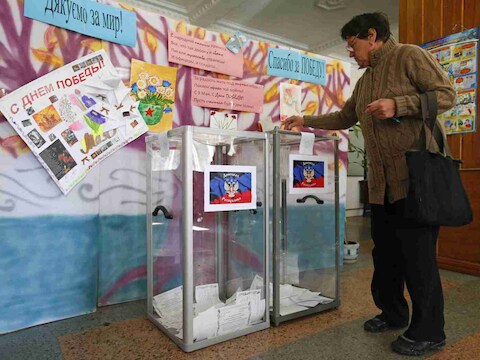 Een vrouw brengt haar stem uit in Donetsk.