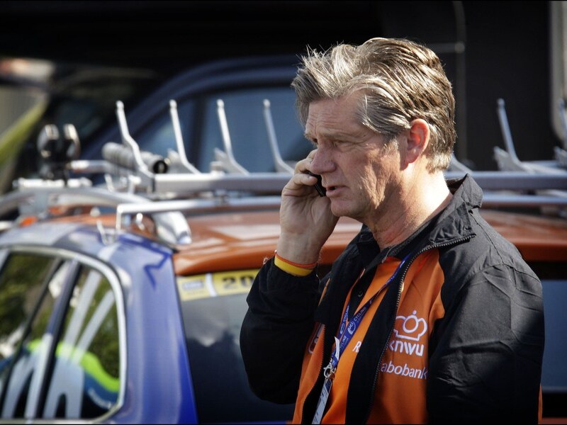 Leo van Vliet zit zondag in een kantoortje voor de televisie.