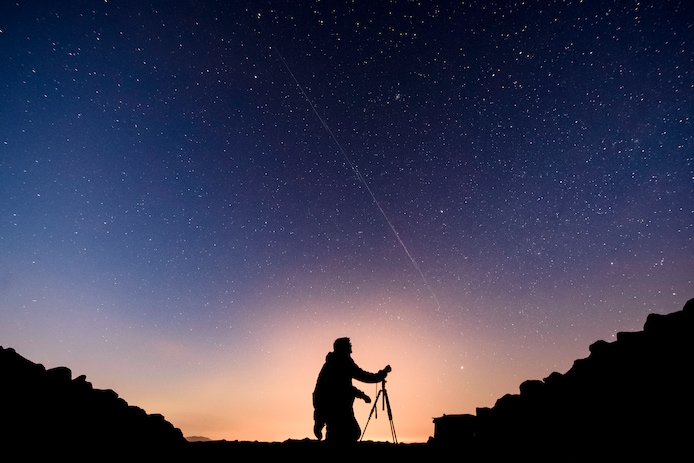 Een streep Starlink-satellieten zichtbaar in de lucht nabij Salgotarjan, Hongarije (beeld van gisteren). De satellieten vliegen straks met honderden tot duizenden in gecoördineerde groepjes rond de aarde.