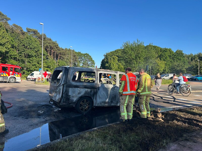 Auto uitgebrand op rotonde in omgeving van Blues Peer