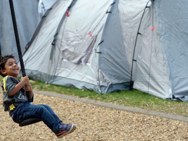 Kind in het tentenkamp voor vluchtelingen in het Brusselse Maximiliaanpark.