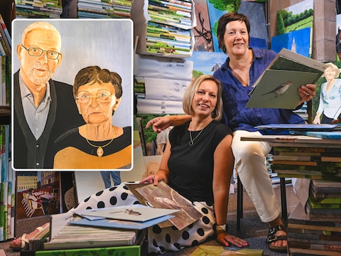Een zelfportret van Jan en Lisette, de twee dochters Els en Ann bij de schilderijen.