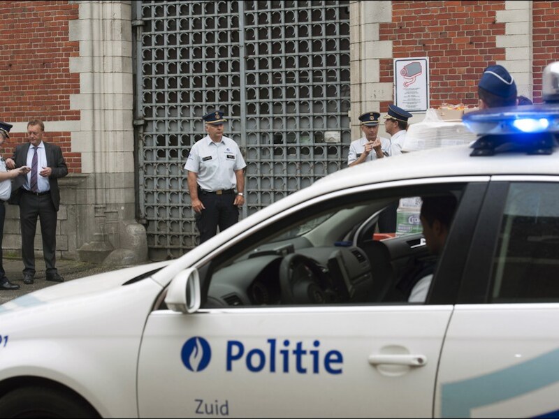 Agenten aan de poorten van de gevangenis van Vorst.