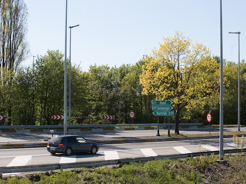 Op de verkeerswisselaar in Zwijnaarde is woensdagochtend een aanhangwagen gekanteld.