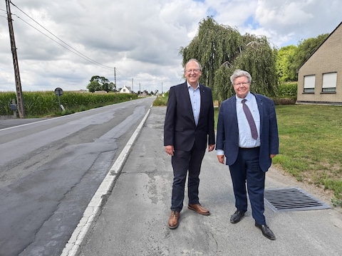 Mobiliteitsschepen Yves Lambrecht en burgemeester Koenraad Degroote langs de Meulebekesteenweg N305, die na decennia eindelijk heraangelegd wordt.