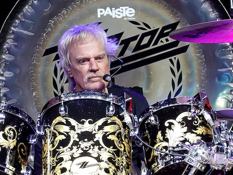 Frank Beard achter zijn drumstel in 2023 