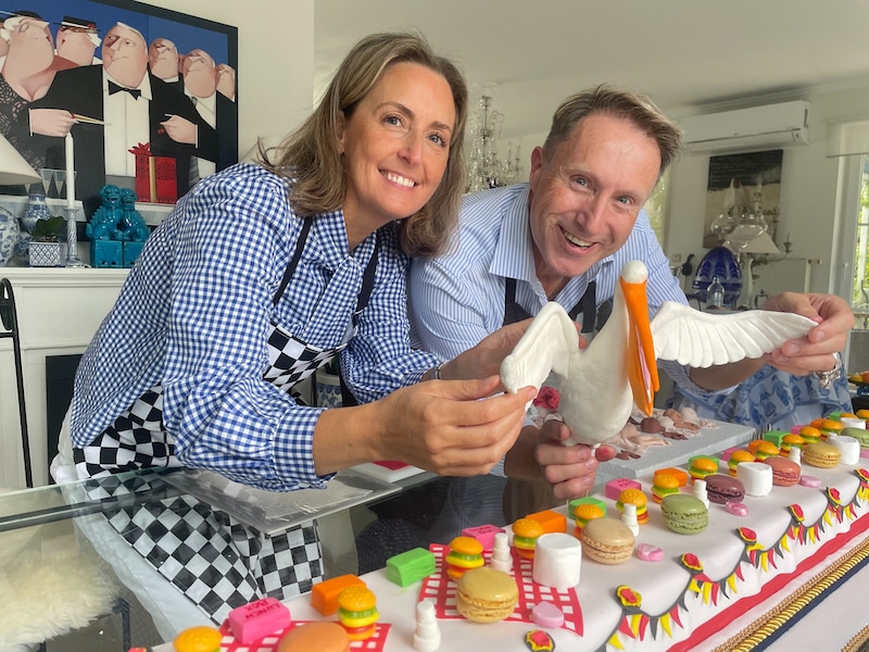 Prinses Claire bakt met Michael Lewis-Anderson een taart, waarop een witte pelikaan wordt gezet.