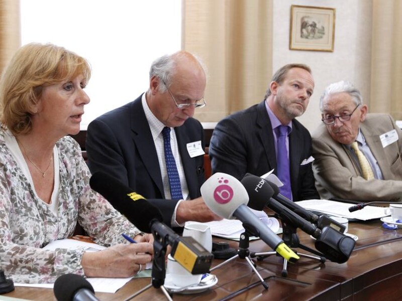 Véronique Caprasse, naast Arnold d'Oreye de Lantremange (Kraainem), Damien Thiery (Linkebeek) en François Van Hoobrouck (Wezembeek-Oppem).