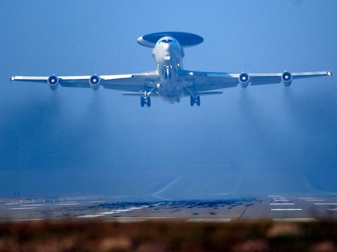 Een AWACS-vliegtuig (Airborne early Warning And Control System) van de NAVO stijgt op in het Duitse Geilenkirchen.