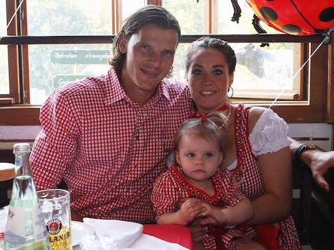 Van Buyten op de Oktoberfesten in 2011 met vrouw Celine en hun dochter Lou-Ann.