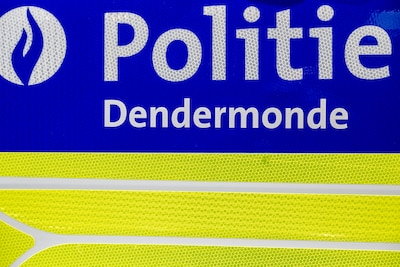 Jongen (16) probeert politiecontrole te ontwijken door te doen alsof hij thuiskwam, maar wordt tóch betrapt