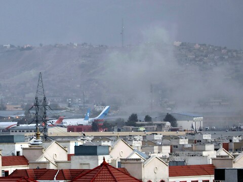 Rook na de explosies aan de luchthaven in Kaboel.