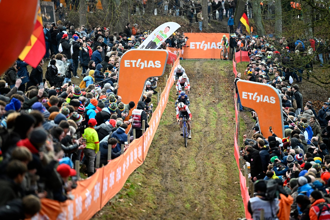 De Mathieu-gekte bereikte meteen een hoogtepunt in Namen: gelach om het  matje, een recordaantal fans en selfies met Mathieu van der Poel | Foto |  hln.be