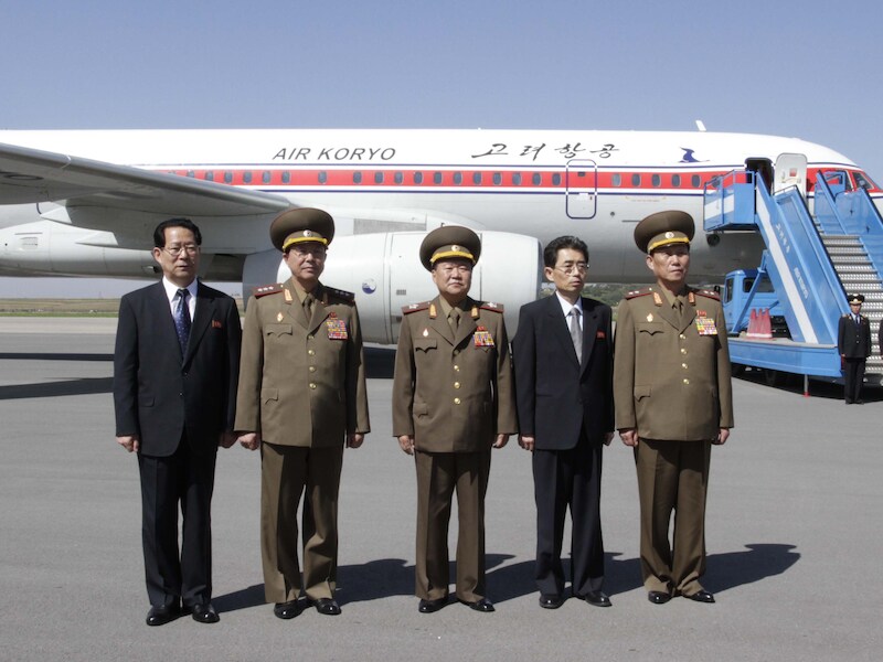 De Noord-Koreaanse delegatie net voor het vertrek naar China.