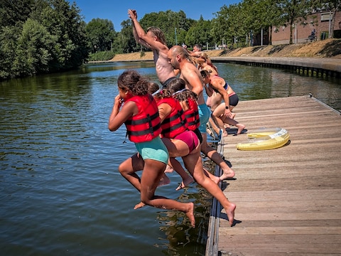 In juli dook de burgemeester zelf het water in, tijdens de Big Jump