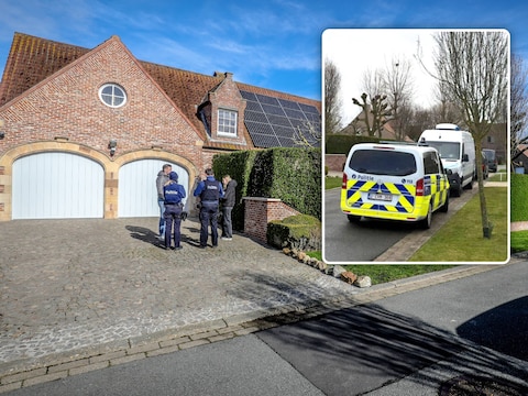 De politie haastte zich naar de doodlopende straat.