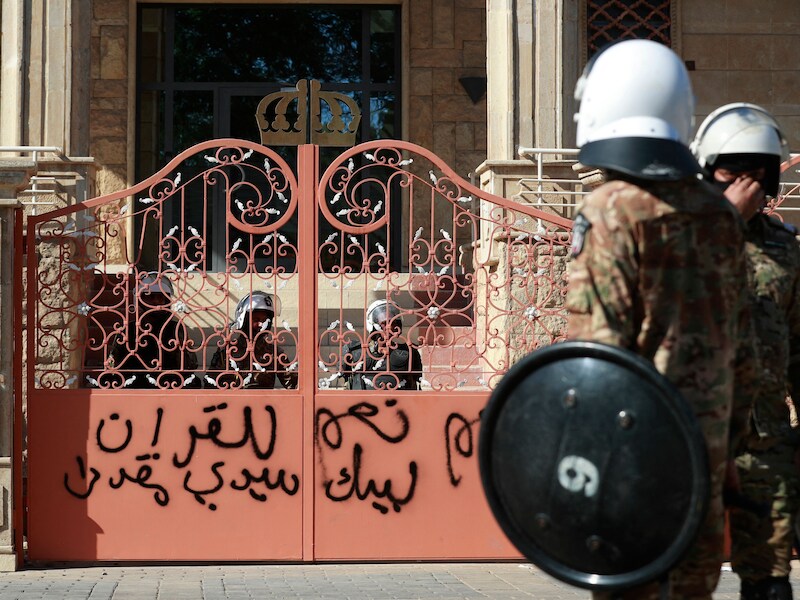 Iraakse veiligheidsdiensten bewaken de ingang van de Zweedse ambassade in Bagdad nadat deze werd bestormd door manifestanten. (29/06/23)