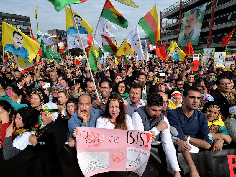 Koerden betogen in de straten van het Duitse Düsseldorf met vlaggen van PKK-leider Öcalan en anti-IS-spandoeken.