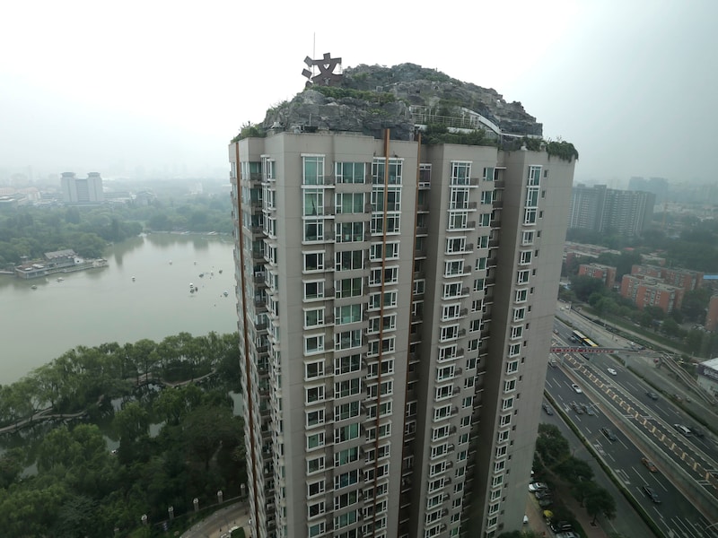 De villa bevindt zich op een dak van een appartementsgebouw in Peking.