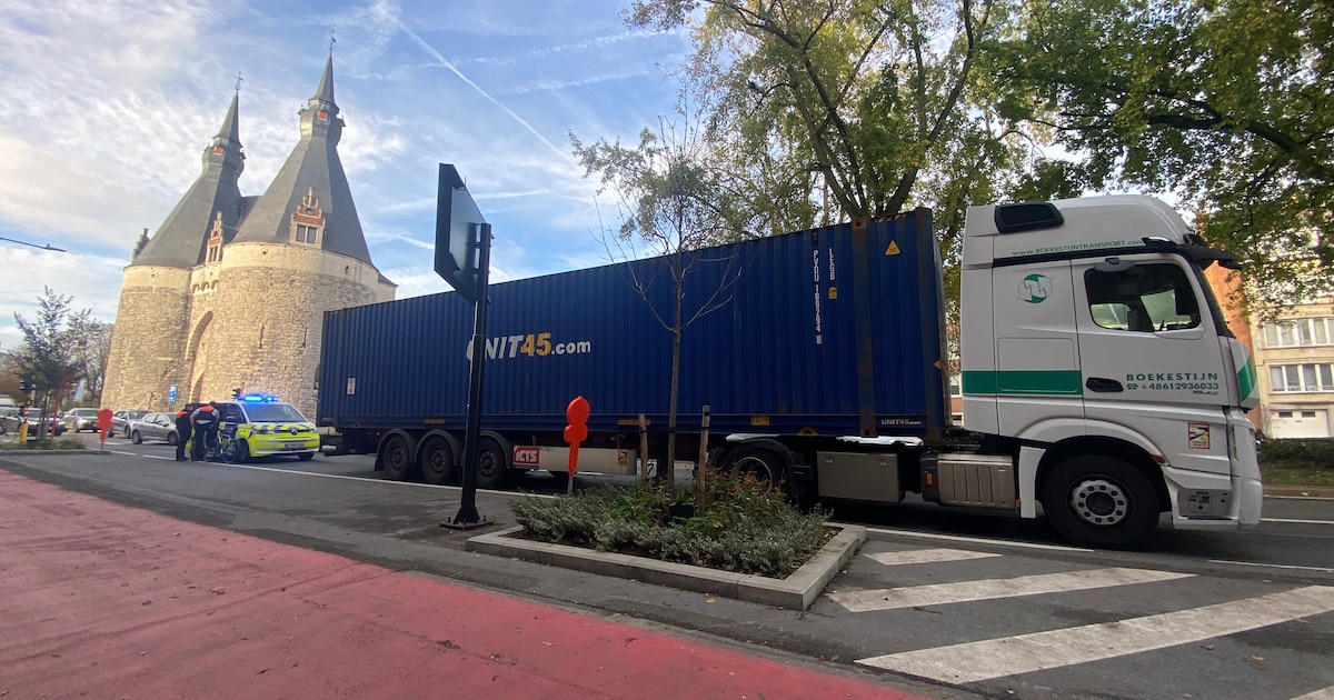 Fietser (42) komt onder vrachtwagen terecht in Mechelen: brandweer bevrijdt slachtoffer