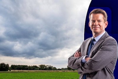 Zwaarbewolkte namiddag: buien trekken over het land, lokaal 