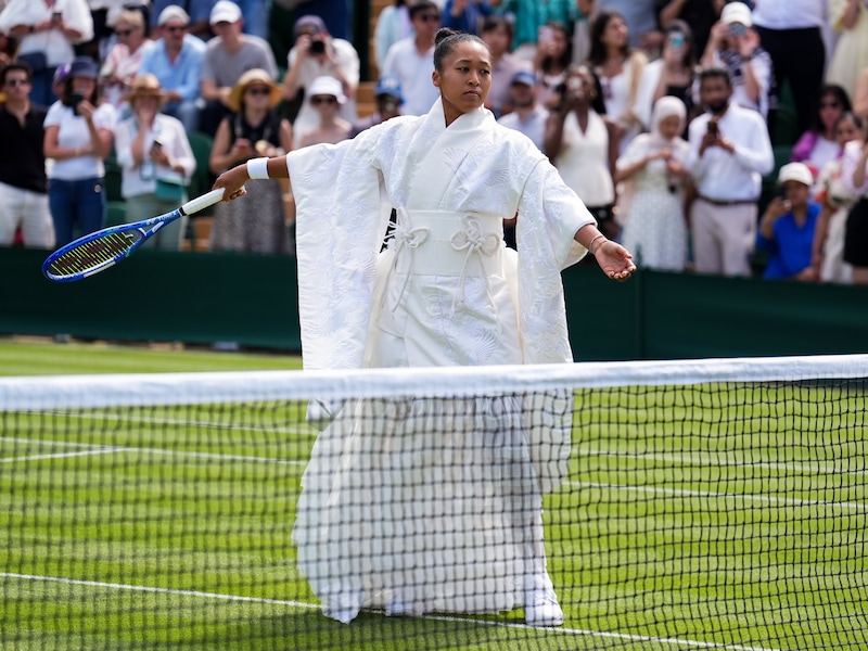 Doordrenkt met Japanse details en een knipoog naar Hollywood: ook op Wimbledon steelt Naomi Osaka de show met opvallend witte outfit 