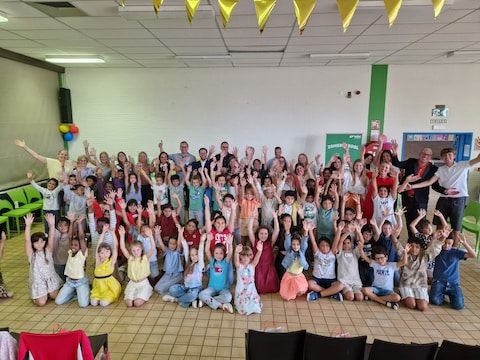 Feest in Da Vinci Campus Ronse, want kinderen van de zomerschool kregen hun diploma.