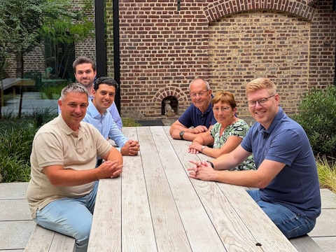Links: voor naar achter: CEO van Besco, Bert Lantin, George Keleda en George Theobalds (Banyan Software). Rechts: voor naar achter: Jos Gritter (Banyan Software), Marie-Rose Tabruyn (Besco) en Jos Bessemans (Besco).
