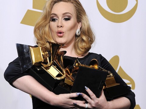 Adele oefent het wiegen met al haar Grammy Awards.