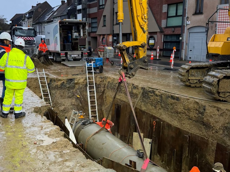 Werken aan defecte waterleiding in het centrum van Melle op de Brusselsesteenweg. 