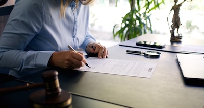 Je partner indekken of voorkomen dat al je geld naar de staat vloeit? Daarom is een testament ook op jonge leeftijd nuttig