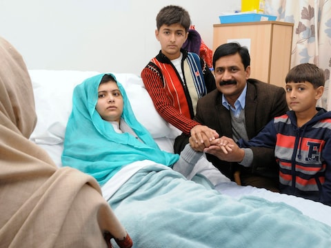 De 15-jarige Malala bekomt van de aanslag op haar leven in de Britse stad Birmingham.
