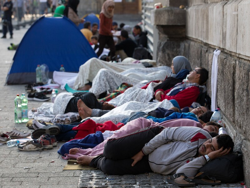 Vluchtelingen slapen op de straat voor het Keleti-station in Boedapest.