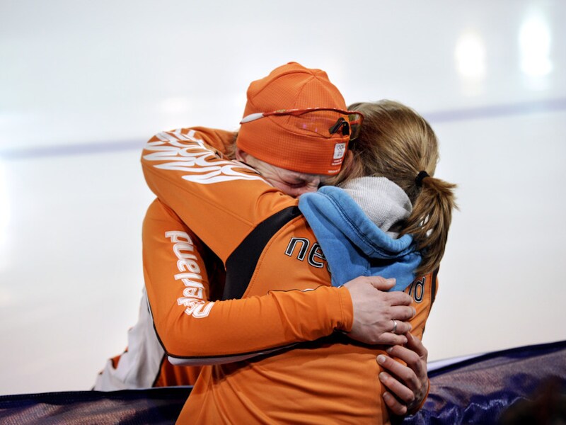 Ireen Wüst en Sanne van Kerkhof (R) kregen in 2009 een relatie. Inmiddels heeft Wüst met een man verkering.