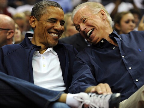 Barack Obama en Joe Biden op 16 juli tijdens een basketbalmatch in Washington D.C.