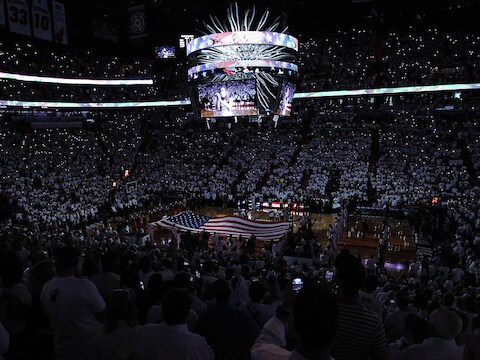 Julia Dale zingt het Amerikanase volkslied in de AmericanAirlines Arena in Miami, voor Heat-Bucks.